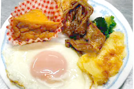 目玉焼き・豚生姜焼き・ポテト・厚揚げ・チーズ