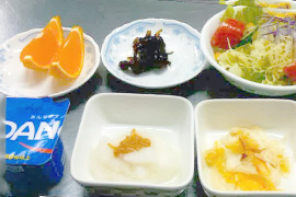 日替わり小皿（漬物・サラダ・果物など）