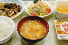 国産牛肉と野菜の炒め物・芋煮・サラダ